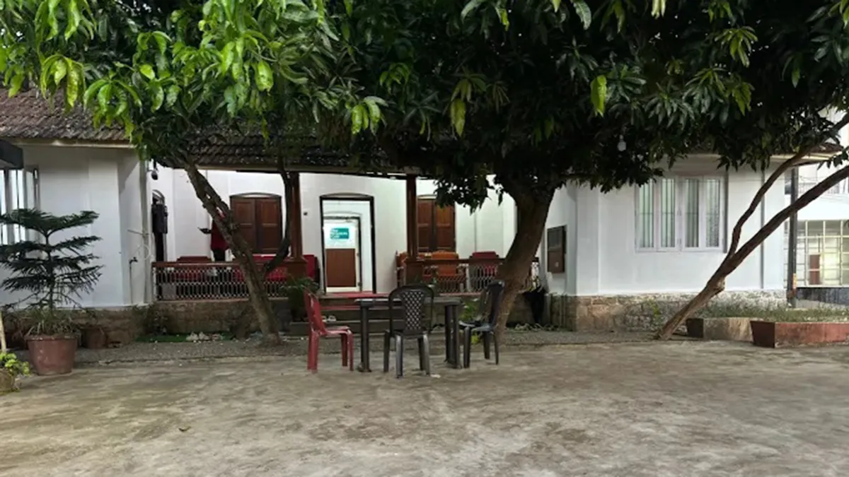 THE READER'S CAFE READING ROOM 1